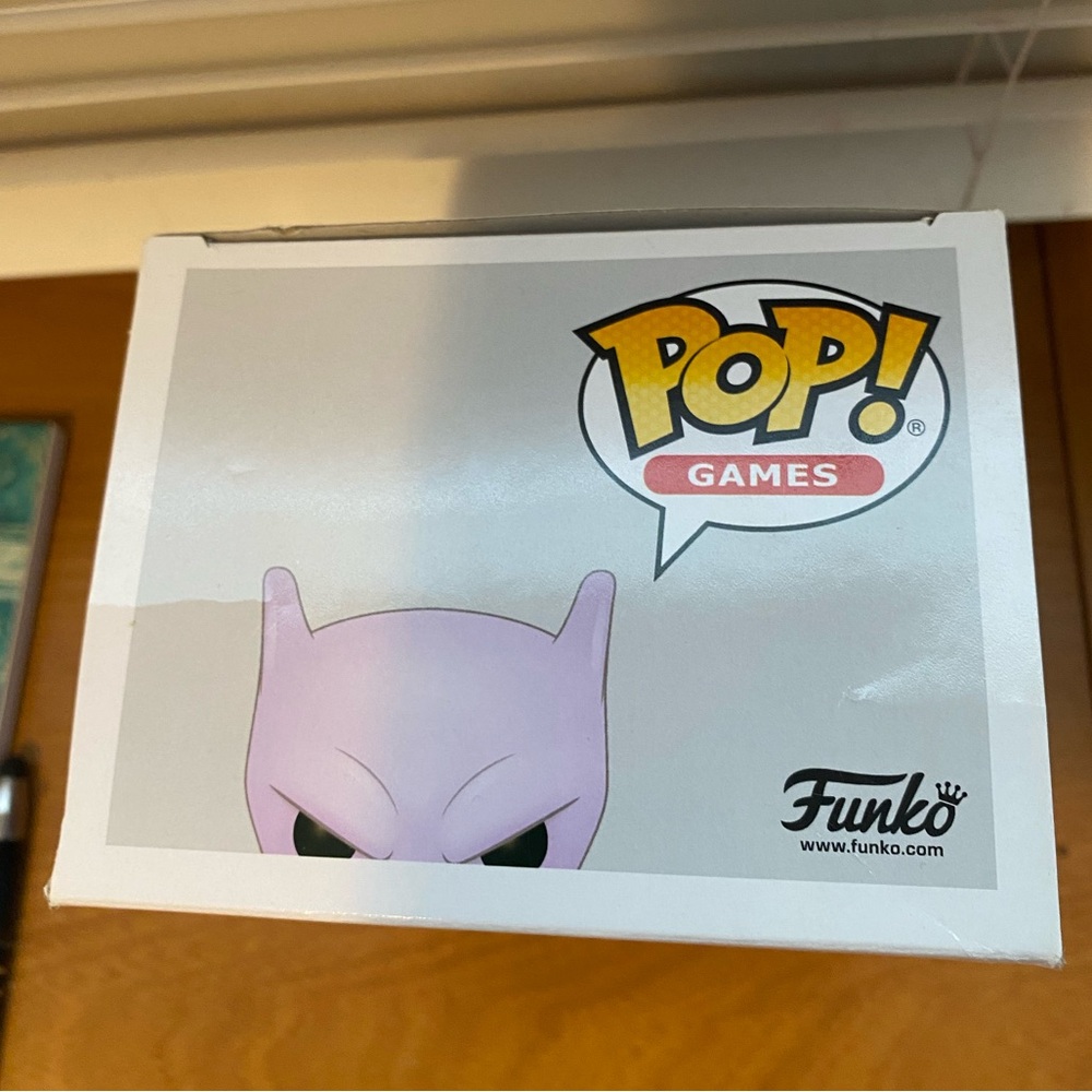 Funko Pop! Pokémon Mewtwo in Purple and White - Picture 5 of 5